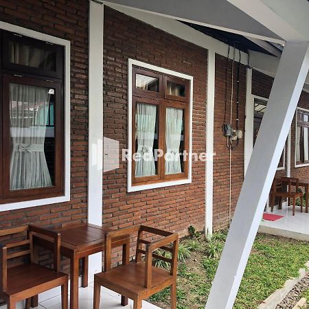 יוגיאקרטה Rifka Annisa Guesthouse Syariah Redpartner מראה חיצוני תמונה
