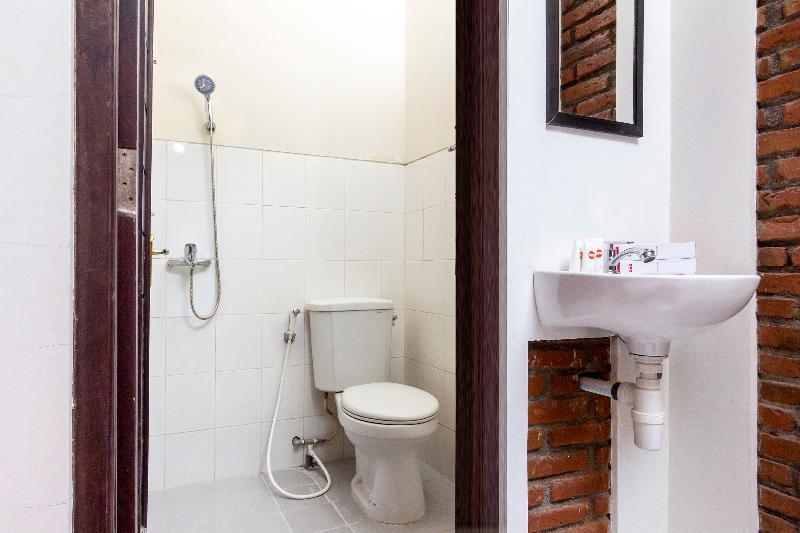 יוגיאקרטה Rifka Annisa Guesthouse Syariah Redpartner מראה חיצוני תמונה
